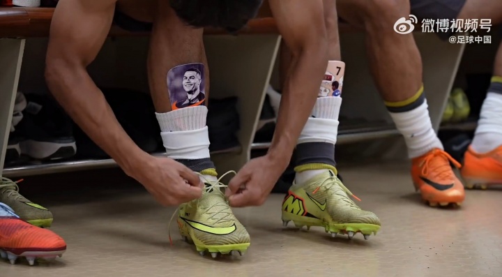 sofascore官网-“重庆C罗”！向余望护腿板是偶像C罗，昨晚破门后模仿C罗SIU庆祝